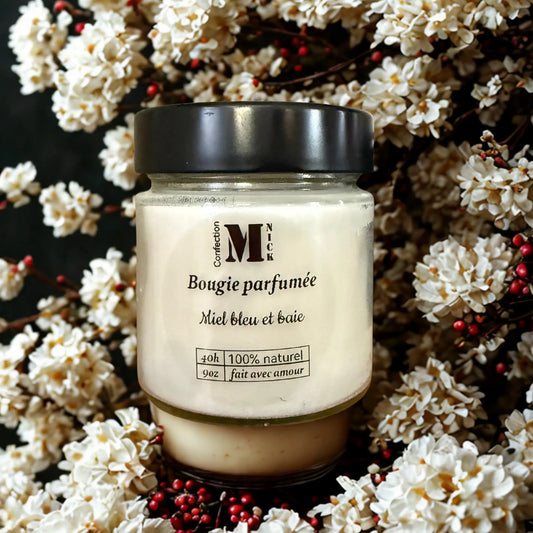 
Bougie parfumée Miel bleu et baie de Confection M’Nick – cire de soya 100% naturelle, 9oz, 40 heures de combustion, parfum floral et fruité artisanal.