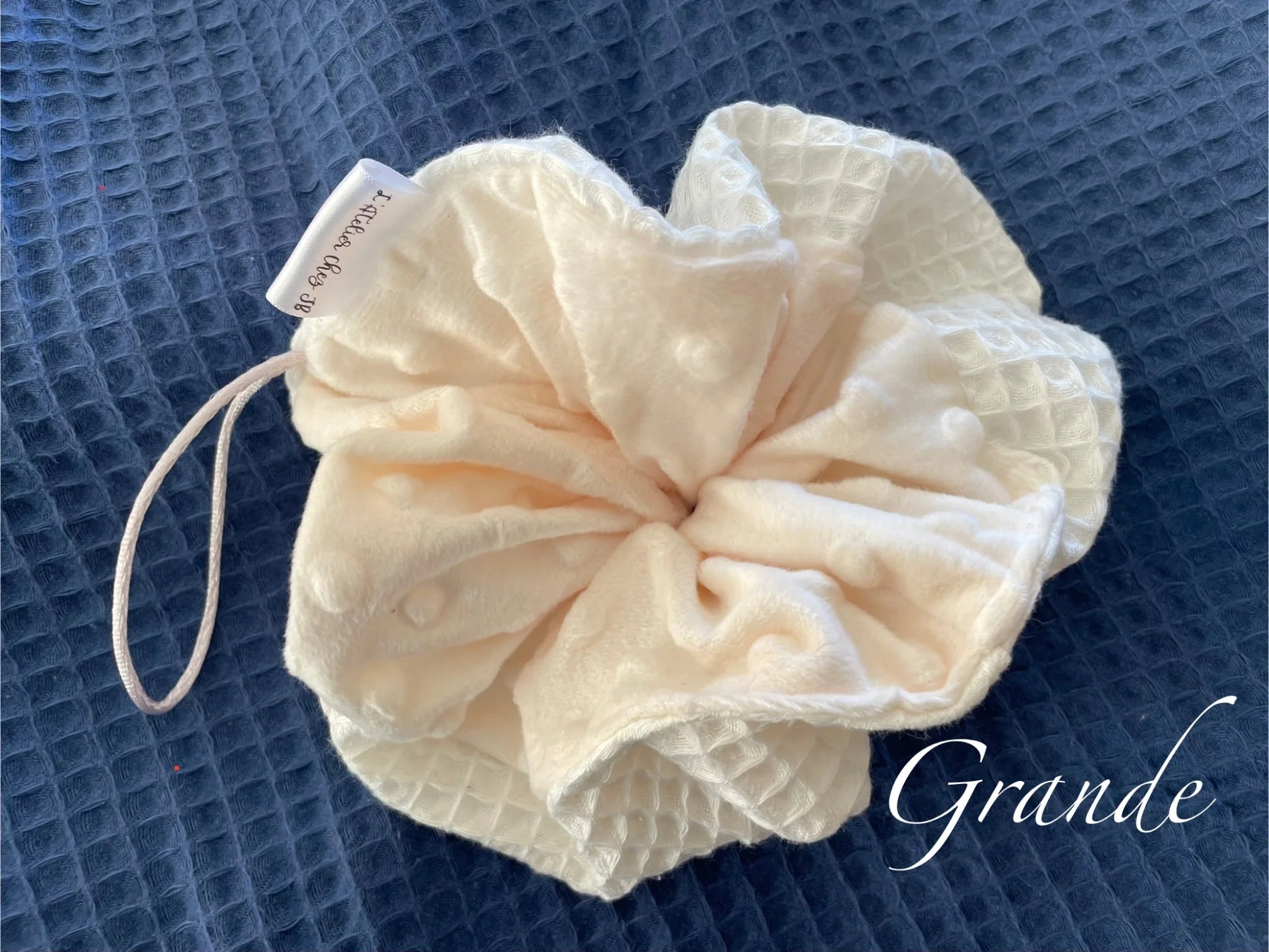 Fleur de bain artisanale lavable en machine. Douce, durable et réutilisable. Idéale avec vos savons et gels douche Confection M’Nick.