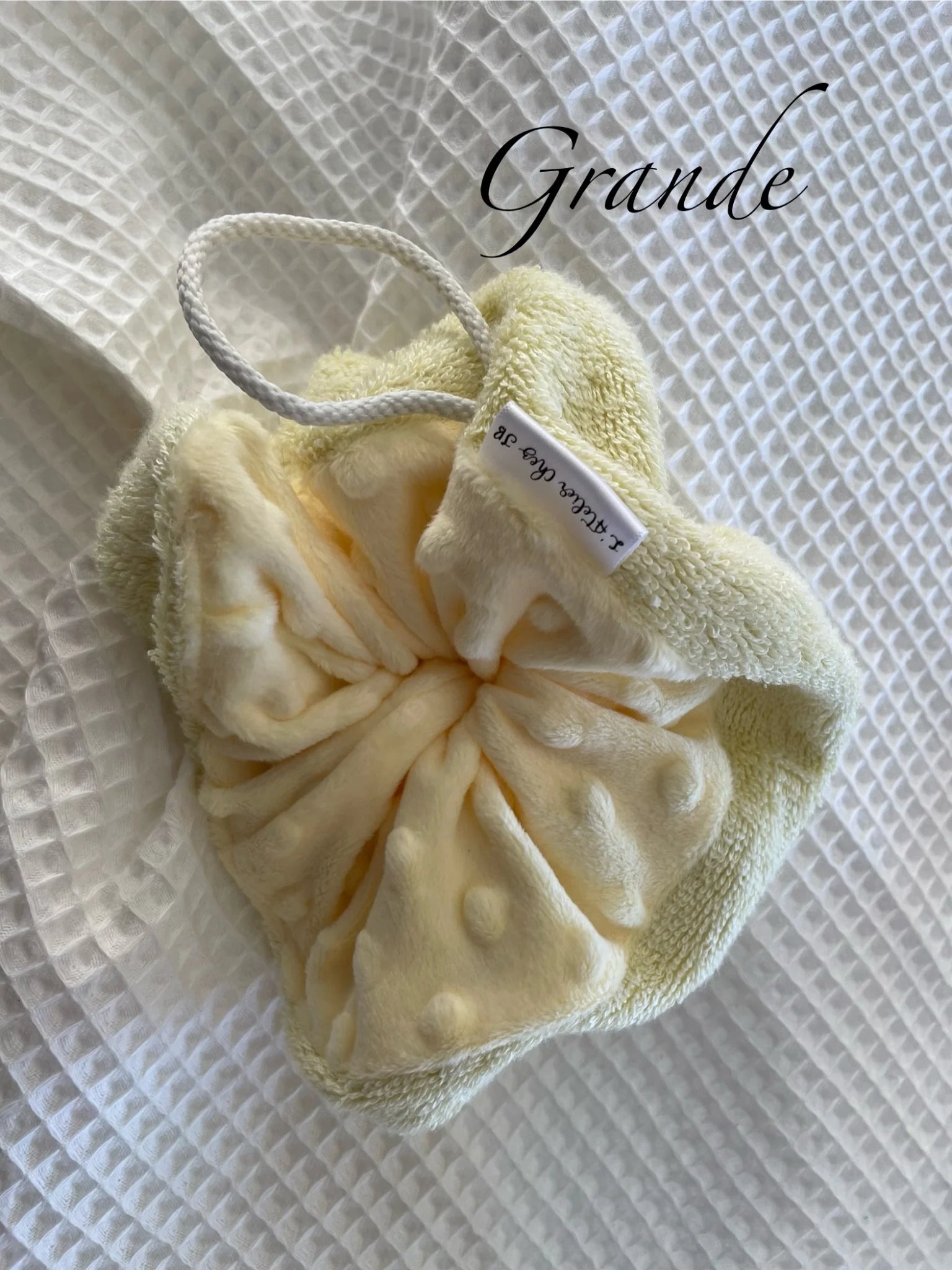 Fleur de bain artisanale lavable en machine. Douce, durable et réutilisable. Idéale avec vos savons et gels douche Confection M’Nick.